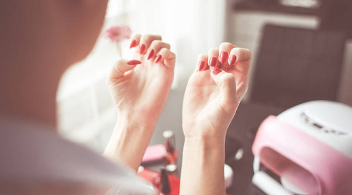 Lakier hybrydowy - jak pomalować paznokcie?